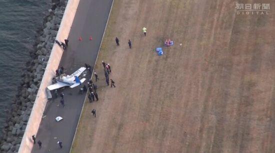 16������5ʱ20�����ң��ձ������ݻ���һ��С��˽�˷ɻ�������½ʱ�������뻬���ܵ���ײ�ϻ�������ˮ������£�����������ˡ�