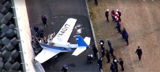 16������5ʱ20�����ң��ձ������ݻ���һ��С��˽�˷ɻ�������½ʱ�������뻬���ܵ���ײ�ϻ�������ˮ������£�����������ˡ�