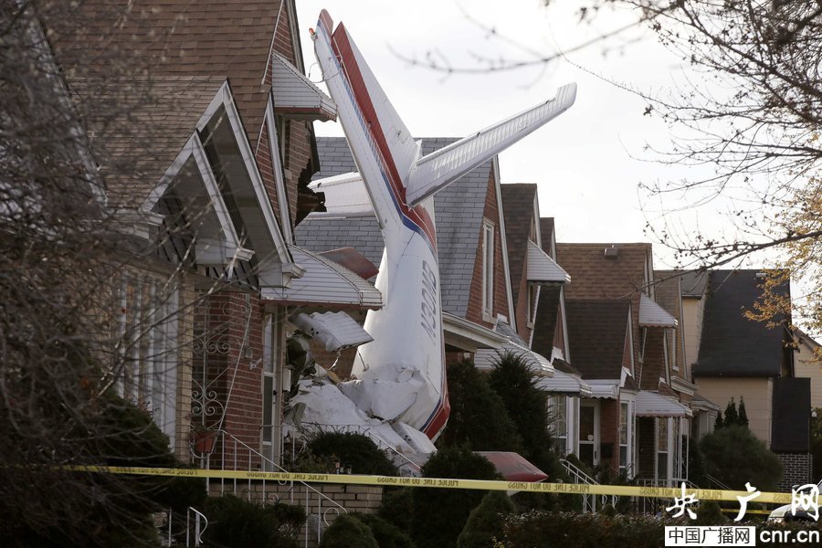 ��������ʱ��2014��11��18�գ�����֥�Ӹ磬һ��С�ͻ��˷ɻ��ھ�����׹�٣�ײ�������ڵľ������룬û�����ˡ�������ʾĿǰ����֪������ԱǱ�ڵ���������� 