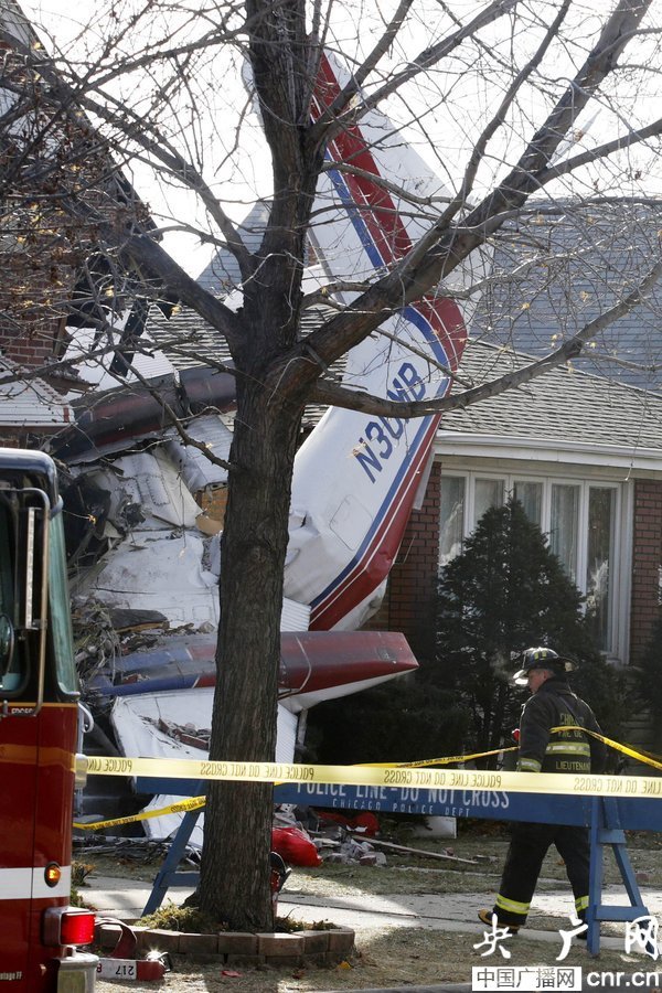 ����ʱ��2014��11��18�գ�����֥�Ӹ磬һ��С�ͻ��˷ɻ��ھ�����׹�٣�ײ�������ڵľ������룬û�����ˡ�������ʾĿǰ����֪������ԱǱ�ڵ���������� 