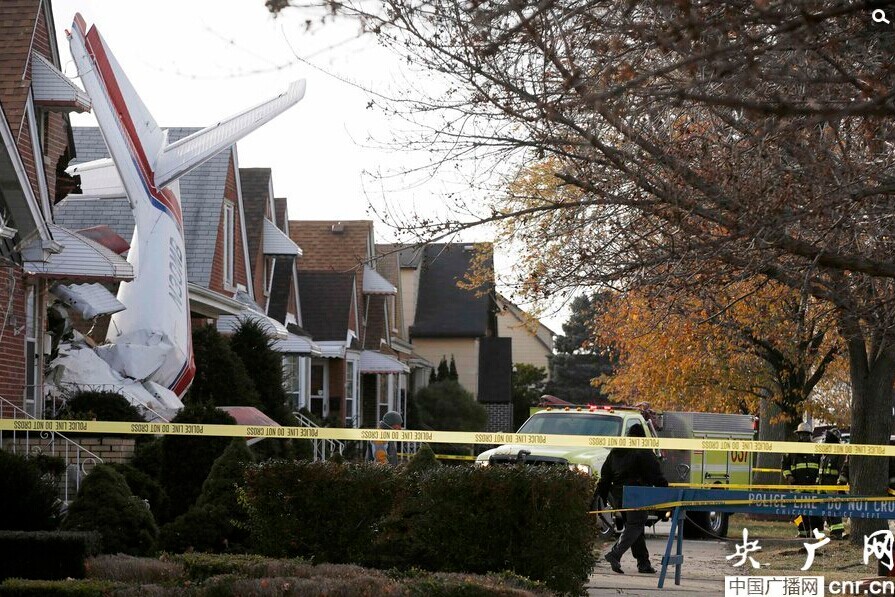 ����ʱ��2014��11��18�գ�����֥�Ӹ磬һ��С�ͻ��˷ɻ��ھ�����׹�٣�ײ�������ڵľ������룬û�����ˡ�������ʾĿǰ����֪������ԱǱ�ڵ����������