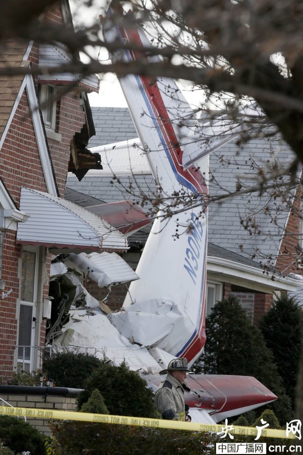 ����ʱ��2014��11��18�գ�����֥�Ӹ磬һ��С�ͻ��˷ɻ��ھ�����׹�٣�ײ�������ڵľ������룬û�����ˡ�������ʾĿǰ����֪������ԱǱ�ڵ���������� 