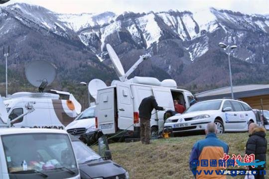 德翼航空A320客机失事现场的搜救工作25日继续进行。在搜救工作集中的法国上普罗旺斯阿尔卑斯省的山间小镇塞讷阿尔卑斯(Seyne-les-Alpes),大批法国警察和宪兵在紧张工作,各国记者云集于此守候消息。图为媒体的转播车在事发山区脚下待命。龙剑武 摄 德翼航空A320客机失事现场的搜救工作25日继续进行。在搜救工作集中的法国上普罗旺斯阿尔卑斯省的山间小镇塞讷阿尔卑斯(Seyne-les-Alpes),大批法国警察和宪兵在紧张工作,各国记者云集于此守候消息。图为媒体的转播车在事发山区脚下待命。龙剑武 摄