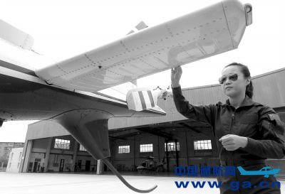 Ů����Ա�ڼ��ɻ��������ǰ׼��������ʱ������ŷ��������