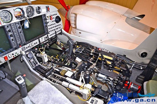 ����˾�з��ɻ������˸���ʻ