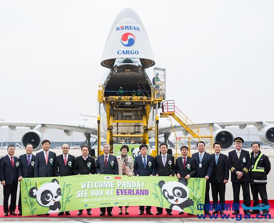 大韩航空专机载中韩友好礼物“熊猫夫妇”抵韩。