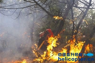 凉山村民上坟烧纸引森林火灾 直升机出动救火