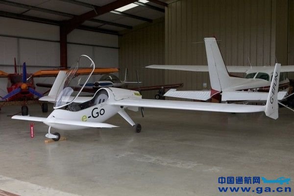 Ӣ���Ƴ���㵥���綯�ɻ� ͣ�ڳ��ⲻ���Σ�